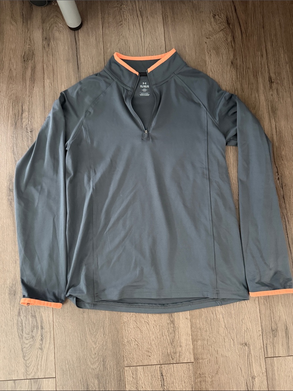 Boys Under Armour Men’s Gray Swim Rash Guard with Orange Trim. Size large